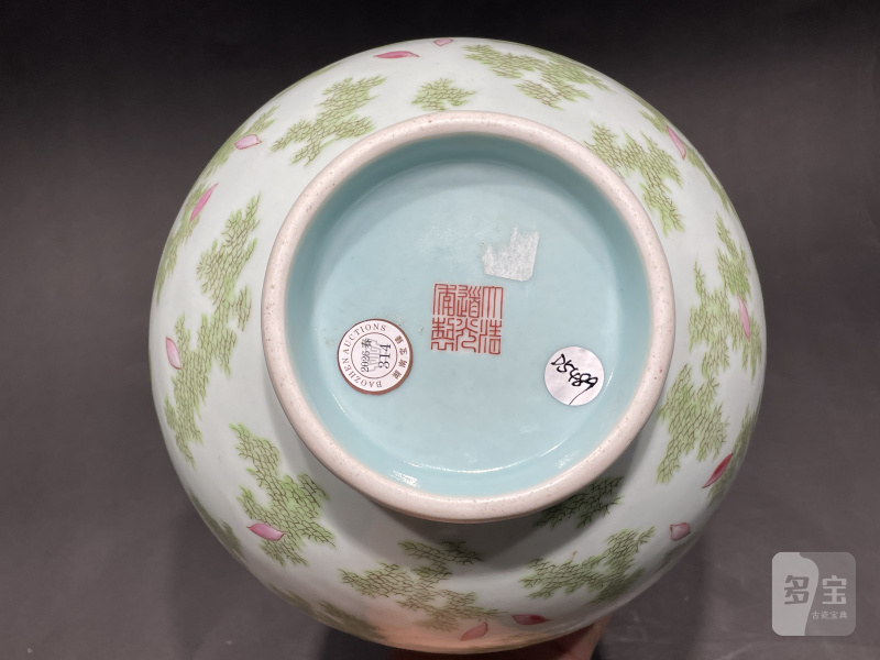 清道光 粉彩落花流水游鱼图瓶 - 图11